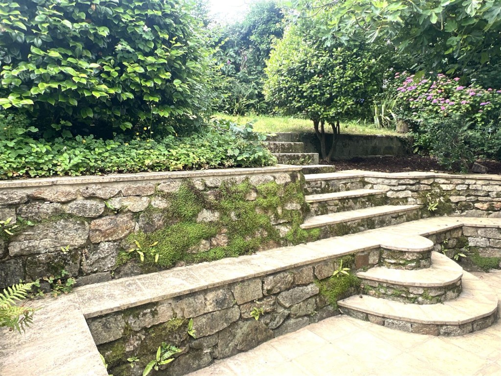 Lot: 138 - WELL PRESENTED DETACHED TWO-BEDROOM CHARACTERFUL COTTAGE WITH GARDENS AND PARKING - Tiered patio area